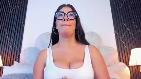 Snapshot of valenrosse_ chatting on July 13, 2026, 11:02 am Valen online show from July 13, 2026, 11:02 am