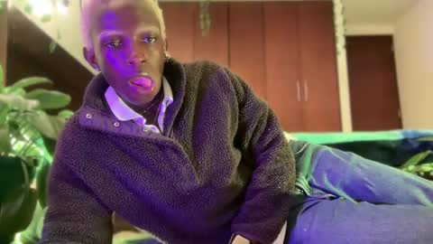 Snapshot of valent1nn chatting on January 17, 2025, 12:10 am Valentin independent Cam Boy online show from January 17, 2025, 12:10 am