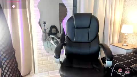 Valen online show from December 3, 2025, 12:03 pm