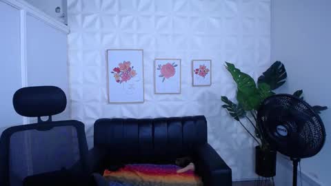 Valentina  online show from October 27, 2025, 11:52 pm