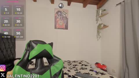 valentino online show from October 16, 2025, 1:06 am