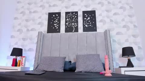 VALENTINO CASTAO online show from February 25, 2025, 8:30 pm