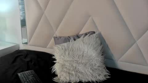 valerri_ online show from November 11, 2025, 2:17 pm