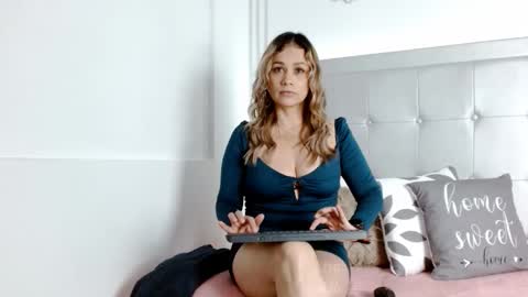 valery_roche online show from October 21, 2025, 1:56 pm