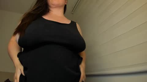 Snapshot of valeryvass_07 chatting on February 28, 2025, 3:59 am My name is Valery... Nice to meet you thumb up me please its important online show from February 28, 2025, 3:59 am