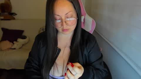 Snapshot of valeryvass_07 chatting on September 16, 2025, 12:33 am My name is Valery... Nice to meet you thumb up me please its important online show from September 16, 2025, 12:33 am