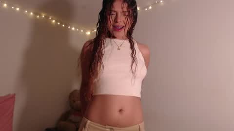 Snapshot of valientegirl_ chatting on April 22, 2026, 3:31 am VALIENTE online show from April 22, 2026, 3:31 am