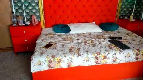 Valerie Val V online show from December 1, 2025, 8:36 pm