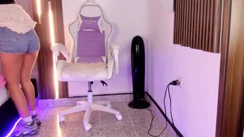 Vallolet Peach  online show from October 18, 2025, 11:44 am