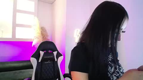 vallolett__ online show from April 17, 2026, 10:35 pm