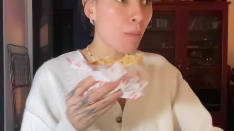 Snapshot of valorant_girl chatting on February 18, 2025, 7:09 pm Little Devil online show from February 18, 2025, 7:09 pm