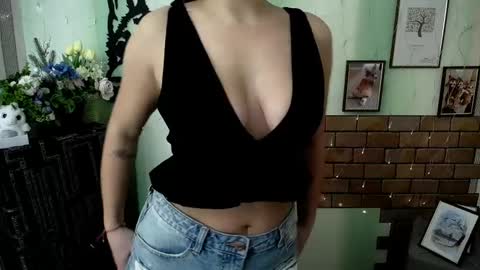 Snapshot of vanessa_joy_ chatting on February 12, 2025, 6:08 am Vanessa online show from February 12, 2025, 6:08 am