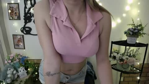 Snapshot of vanessa_joy_ chatting on April 15, 2026, 12:12 pm Vanessa online show from April 15, 2026, 12:12 pm
