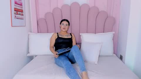 Snapshot of vanessamirren chatting on October 3, 2025, 12:02 pm vanessamirren online show from October 3, 2025, 12:02 pm