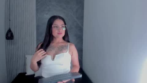 Snapshot of vanessamirren chatting on October 5, 2025, 12:47 pm vanessamirren online show from October 5, 2025, 12:47 pm