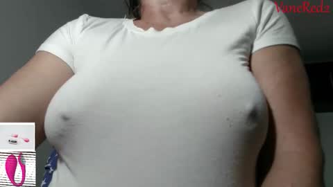 Snapshot of vanessared2 chatting on April 19, 2026, 12:11 am Vanesared2 online show from April 19, 2026, 12:11 am