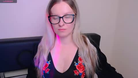 Mia online show from October 9, 2025, 6:44 am