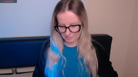 Mia online show from October 30, 2025, 8:05 am