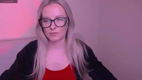 Mia online show from November 15, 2025, 8:00 am