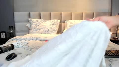 VANNA  online show from September 25, 2025, 1:42 am