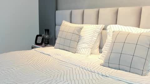 VANNA  online show from October 22, 2025, 6:40 pm