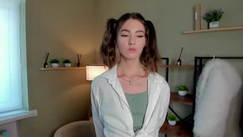 Snapshot of vanvanvibe chatting on May 18, 2026, 10:43 am Charline online show from May 18, 2026, 10:43 am