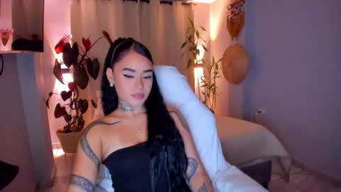 Snapshot of vayolett_bass chatting on June 25, 2026, 5:23 am Vayolett Bass online show from June 25, 2026, 5:23 am