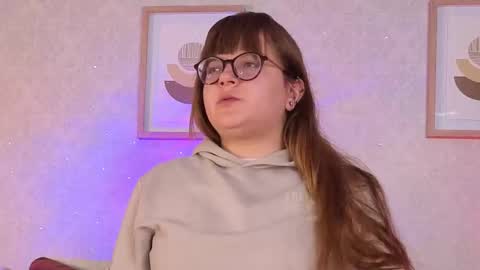 Vee Simons online show from October 10, 2025, 7:46 pm