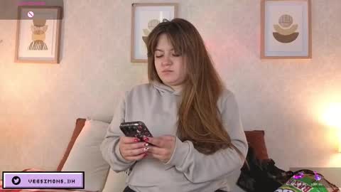 Vee Simons online show from December 15, 2025, 7:51 pm