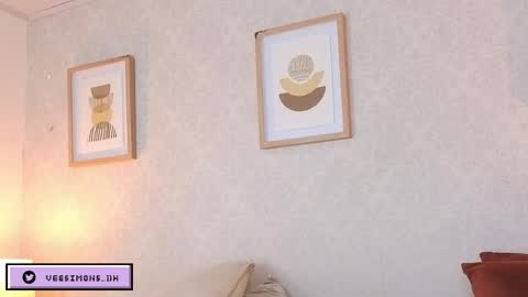 Vee Simons online show from April 14, 2026, 7:53 pm