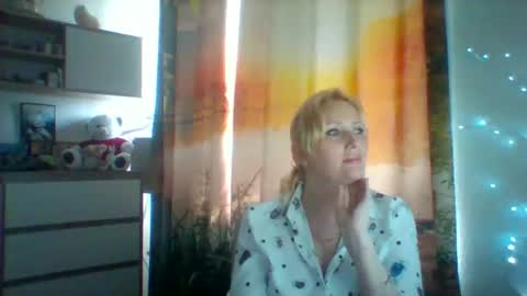 velka_raspberry online show from May 18, 2026, 1:06 pm