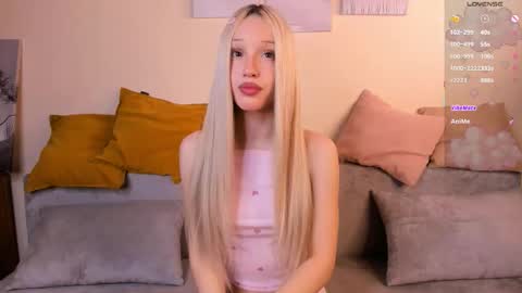 Snapshot of velourorbit chatting on March 18, 2026, 5:54 am Hi im Hannah online show from March 18, 2026, 5:54 am