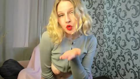 velvet_peach_ online show from October 5, 2025, 11:30 am