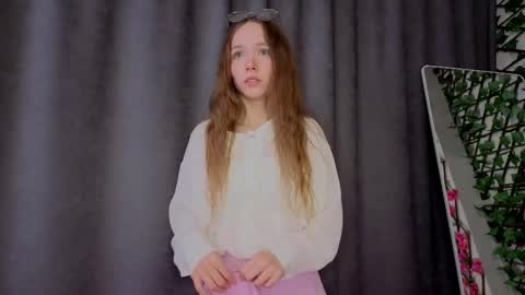 Snapshot of velvet_vice chatting on October 16, 2025, 8:32 pm Polly online show from October 16, 2025, 8:32 pm