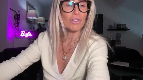 VelvetBarbie online show from February 25, 2026, 7:23 pm