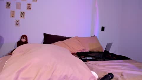 Lanna   online show from April 3, 2026, 10:08 pm