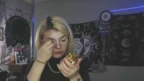 Miss Venus online show from November 12, 2025, 4:40 pm