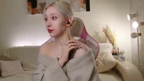 Mia online show from October 18, 2025, 6:16 am