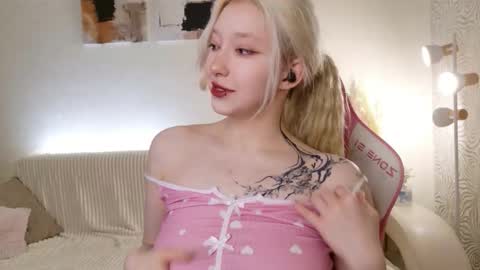 Mia online show from October 22, 2025, 2:06 pm