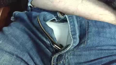 Erik online show from November 28, 2025, 8:17 am