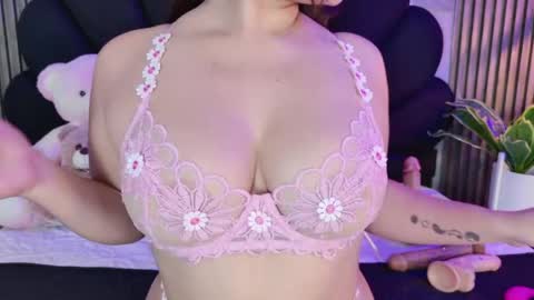 vicky_lopezz_ online show from April 5, 2026, 2:42 am