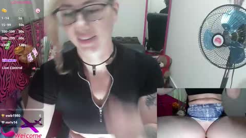 Snapshot of vickysexyx chatting on October 21, 2025, 8:20 pm Valentina online show from October 21, 2025, 8:20 pm