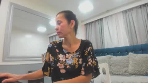 Victoria  grey  online show from April 14, 2026, 8:04 pm