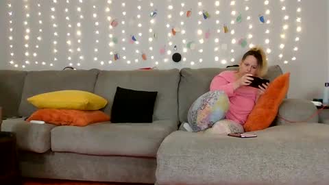 Victoria and Jesse online show from December 21, 2024, 3:03 am