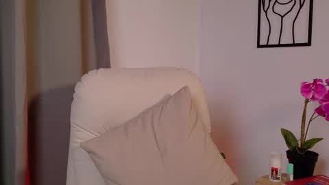 VictoriaNova online show from February 17, 2026, 8:48 pm