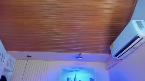 Viiolett online show from April 14, 2026, 7:42 pm