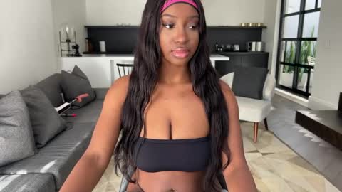 Snapshot of violet6xft chatting on May 8, 2026, 1:49 pm Fantasy Black Girl online show from May 8, 2026, 1:49 pm