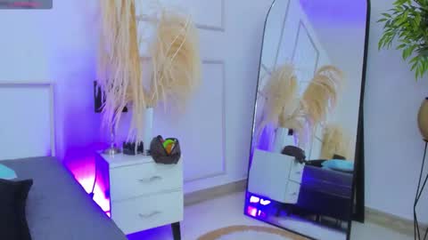 Snapshot of violet_and_paul chatting on October 31, 2025, 6:03 am Violet and Paul online show from October 31, 2025, 6:03 am