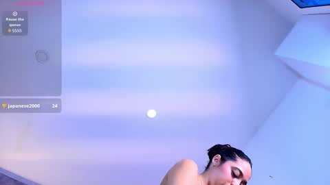 violet_giraldo online show from November 21, 2025, 2:05 pm