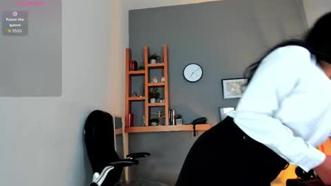 violet_kumar online show from December 1, 2025, 7:41 pm